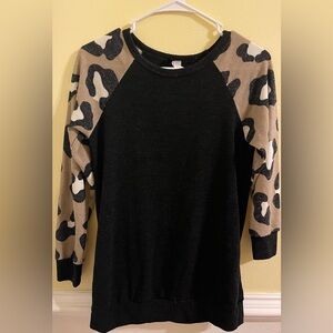 ❤️EUC Hemish comfortable long sleeve Animal print round neck black centered Top